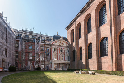Auf dem Bild sieht die Außenansicht von dem Kurfürstlichen Palais und der Konstantinbasilika in Trier.
